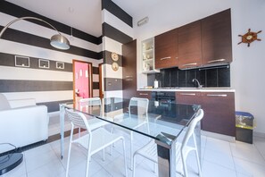 Fridge, oven, stovetop, coffee/tea maker