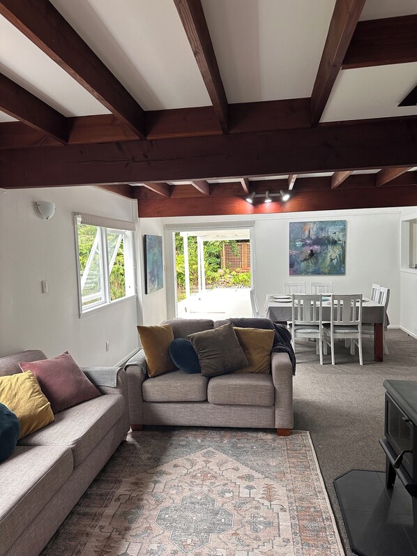 Smart-tv, een open haard en boeken