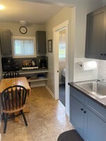 Refrigerador con freezer, microondas, placa de cocina, tostadora
