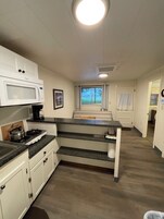 Refrigerador con freezer, microondas, placa de cocina, tostadora