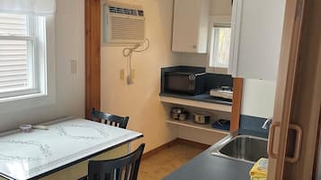 Casa de campo | Cocina privada | Refrigerador con congelador, microondas, parrilla de estufa y tostadora