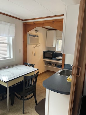 Casa de campo | Cocina privada | Refrigerador con congelador, microondas, parrilla de estufa y tostadora 