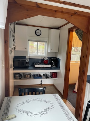 Casa de campo | Cocina privada | Refrigerador con congelador, microondas, parrilla de estufa y tostadora 