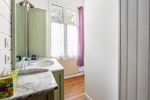 Shower, hair dryer - Holiday Home "Au bord de la corniche" with Terrace and Garden (Pornic)