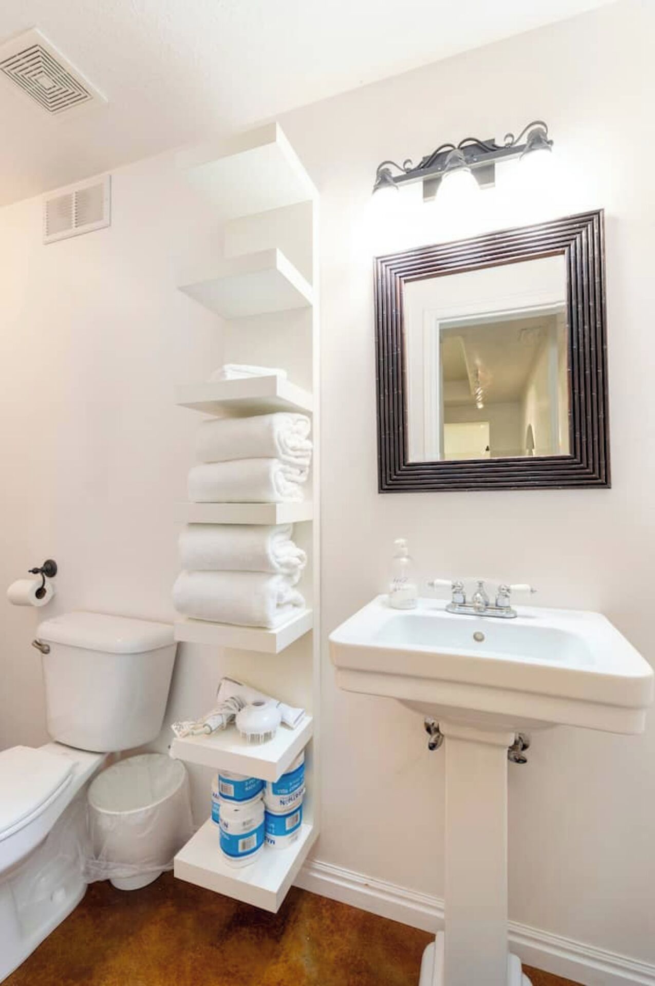 Douche, sèche-cheveux, serviettes fournies, savon