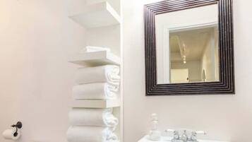 Ducha, secador de pelo, toallas, jabón