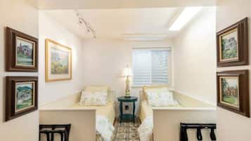1 dormitorio, tabla de planchar con plancha, wifi y ropa de cama