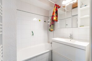 Shower, hair dryer - The Marin’s Cabin, pool, sleeps 4 (Pornic)