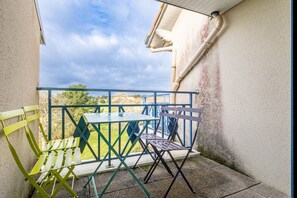 Outdoor dining - La Cabine du Marin, pool for 4 guests (Pornic)