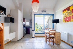 Dining - La Cabine du Marin, pool for 4 guests (Pornic)