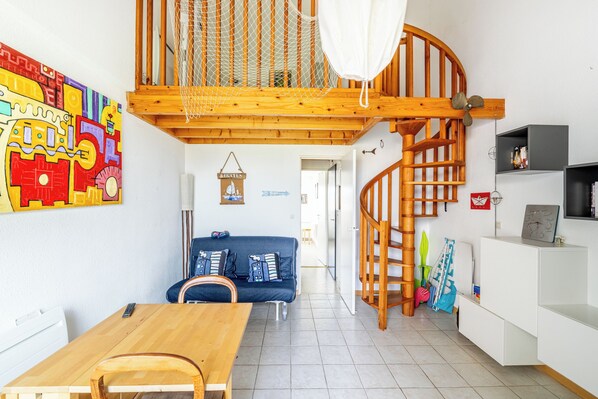 TV - Holiday Home 'A7' with Balcony (Pornic)