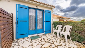 Un edificio con puerta azul, número 35, y un acceso empedrado en piedra.