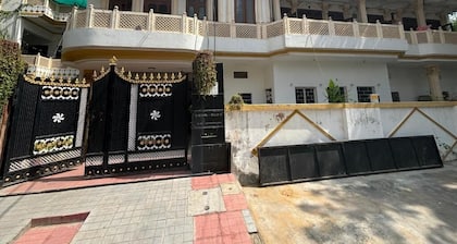 Charming 5-bedroom bungalow with WiFi, AC in delightful Jaipur