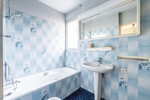 Shower, hair dryer - Head for Relaxation: Family Home Near the Sea (Pornic)