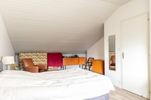 4 bedrooms, iron/ironing board, free WiFi