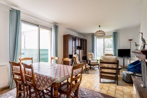 TV - Head for Relaxation: Family Home Near the Sea (Pornic)