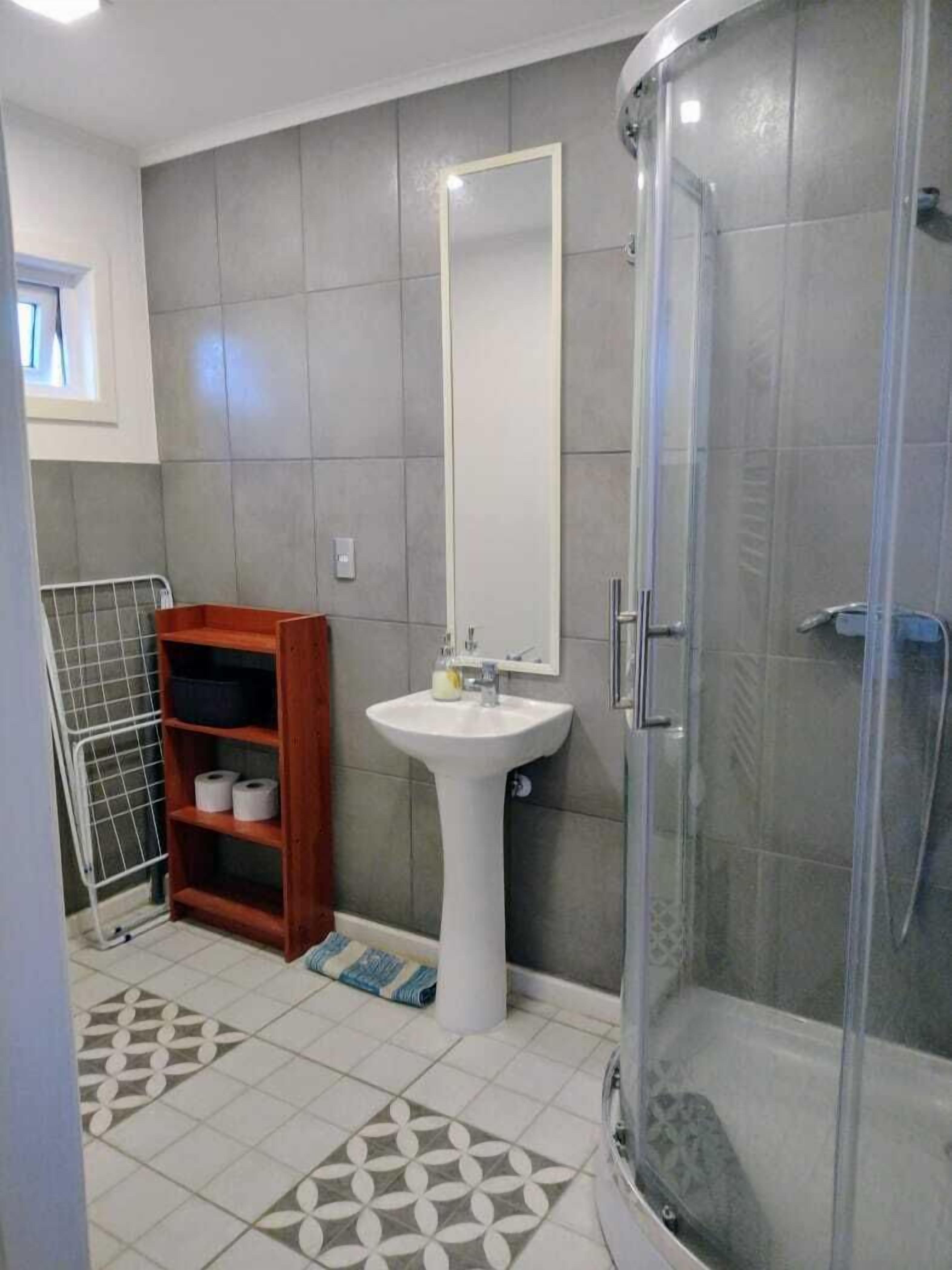 Ducha, toallas, jabón, shampoo