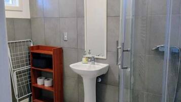 Ducha, toallas, jabón, shampoo