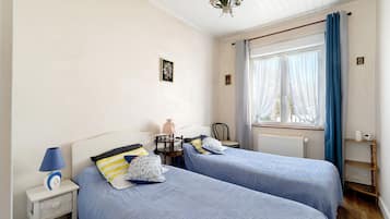 2 bedrooms, iron/ironing board