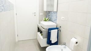 Classic Quadruple Room | Bathroom | Shower, hair dryer, bidet, towels - B&B VAIANFORA  (Pompei)