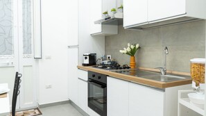 Familierom, hageutsikt | Eget kjøkken | Kjøleskap, ovn, kokeplater og espressomaskin