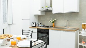 Familierom, hageutsikt | Eget kjøkken | Kjøleskap, ovn, kokeplater og espressomaskin