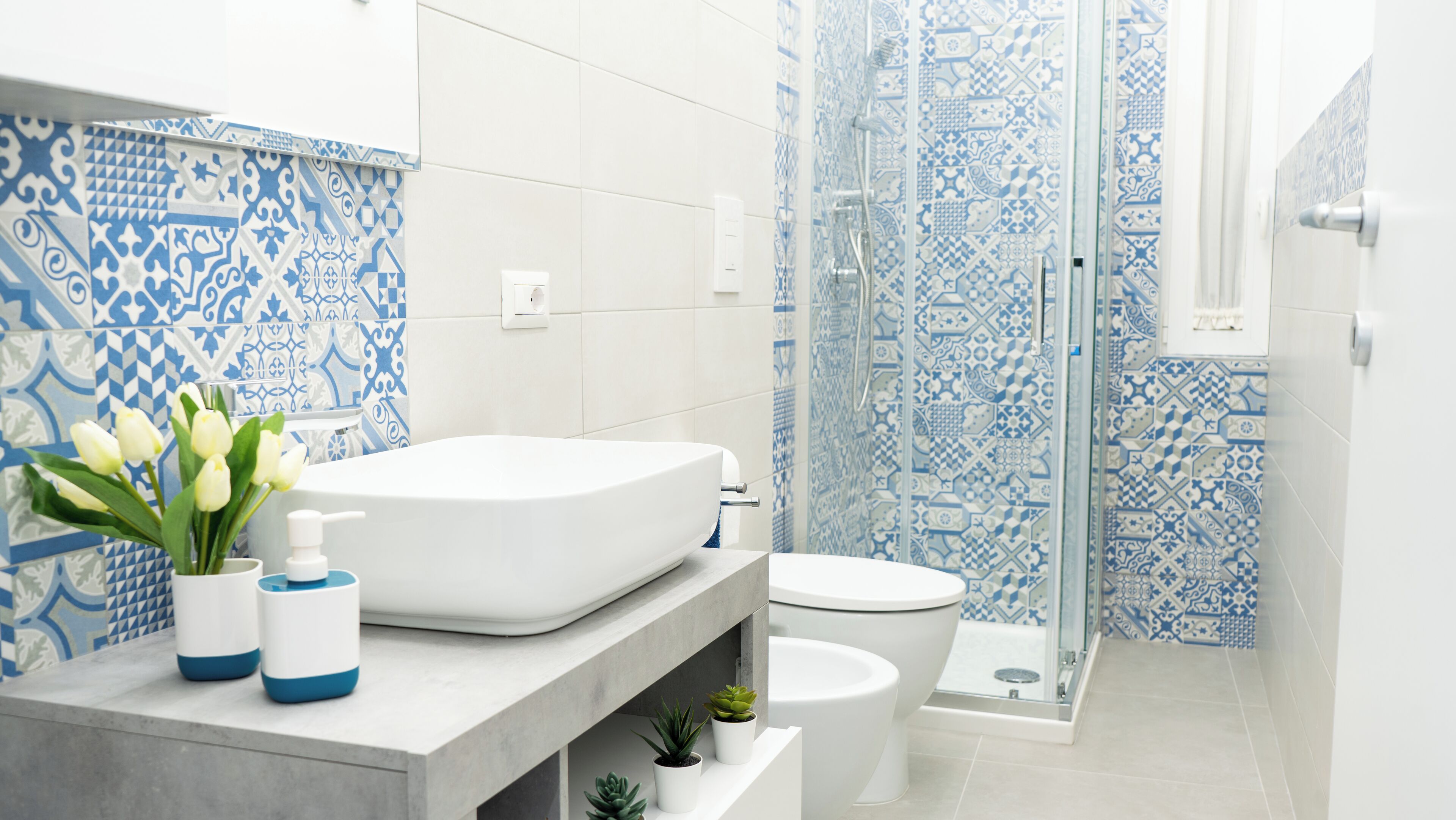 Classic Quadruple Room | Bathroom | Shower, hair dryer, towels, soap