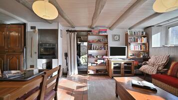 TV, fireplace