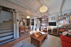 TV, fireplace