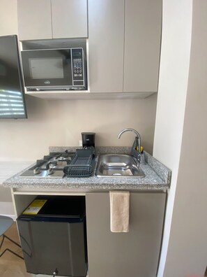 Een microgolfoven, een vaatwasser, een koffiezetapparaat/waterkoker