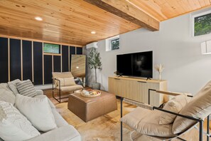 Smart-TV, peis og bøker