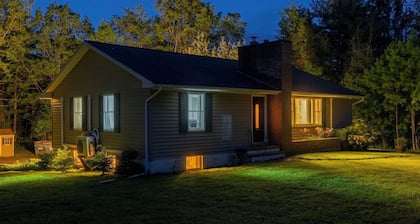 Spacious 4BR - Hot Tub - Tennis Court - Pond