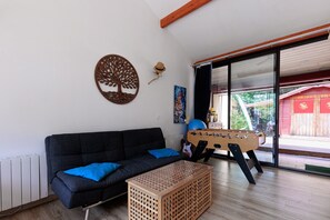 Game room - Holiday Home 'Home Sweet Home Moliets' with Shared Pool, Private Terrace & Wi-Fi (Moliets-et-Maa)