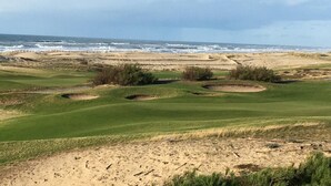 A golf course with bunkers and a view of the ocean. - Holiday Home 'Home Sweet Home Moliets' with Shared Pool, Private Terrace & Wi-Fi (Moliets-et-Maa)