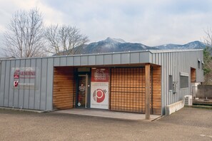 Un edificio con un cartel que dice 'Generali Solutions d'assurances' y una entrada de madera.