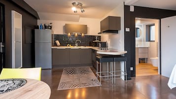 Een koelkast, een microgolfoven, een oven, een kookplaat