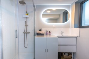 Een douche, een haardroger, handdoeken