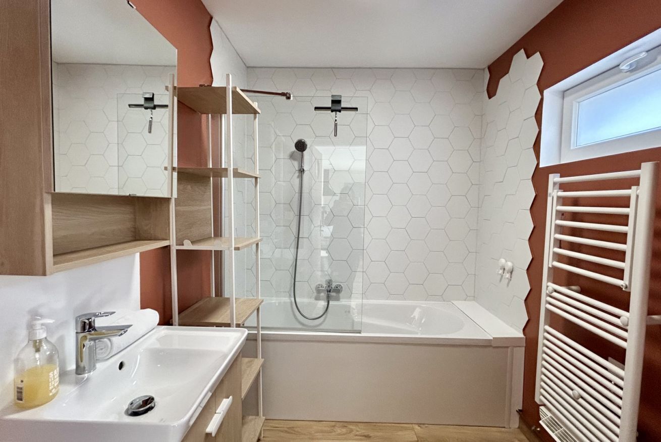 Een douche, een haardroger, handdoeken