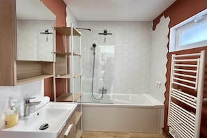 Shower, hair dryer, towels