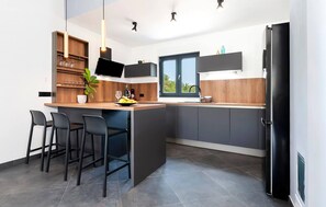 Kühlschrank, Ofen, Geschirrspüler, Wasserkocher mit Kaffee-/Teezubehör