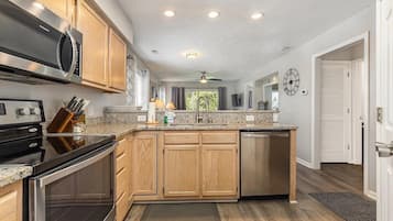 Frigorífico, microondas, horno y placa de cocina