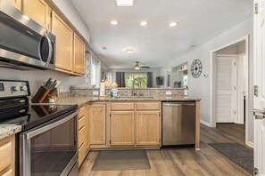 Køleskab, mikrobølgeovn, ovn, kogeplade