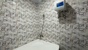Secador de cabelo, toalhas de banho, sabonete, papel higiênico