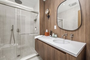 Shower, hair dryer, towels, soap - Beaver Lodge at Carter Bridge Estate (Freehold)