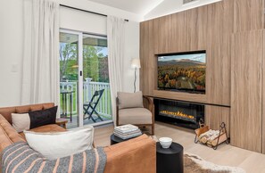 Smart TV, fireplace - Beaver Lodge at Carter Bridge Estate (Freehold)