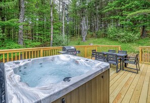 Outdoor dining - Beaver Lodge at Carter Bridge Estate (Freehold)