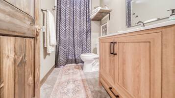 Secador de pelo, toallas, jabón, shampoo