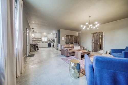 The Concord: A charming 2-bed 2-bath pet friendly house in historic Saint James 