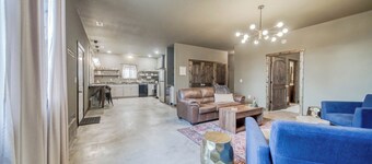 The Concord: A charming 2-bed 2-bath pet friendly house in historic Saint James 