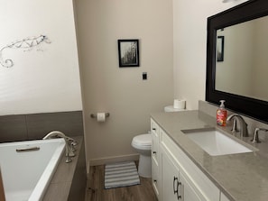 Douche, sèche-cheveux, bidet, serviettes fournies